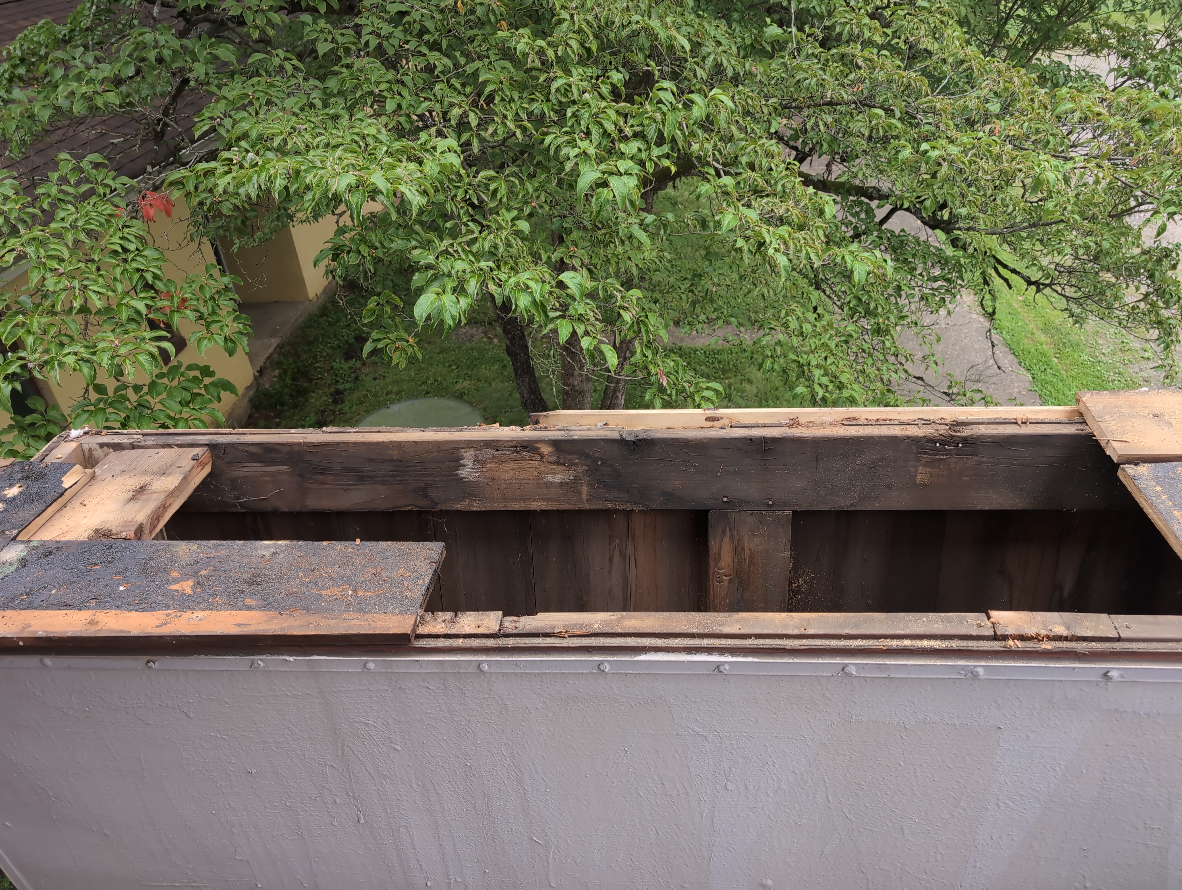 The last of the rotten wood has been cut away. In the resulting space it's clear that the top beam on the far side has had water damage, but it isn't substantial enough that I was worried about it. There's currently no cross bracing thru the majority of the space.